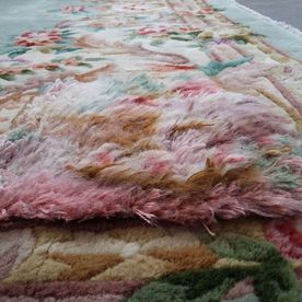 großer Teppich mit floralem Muster