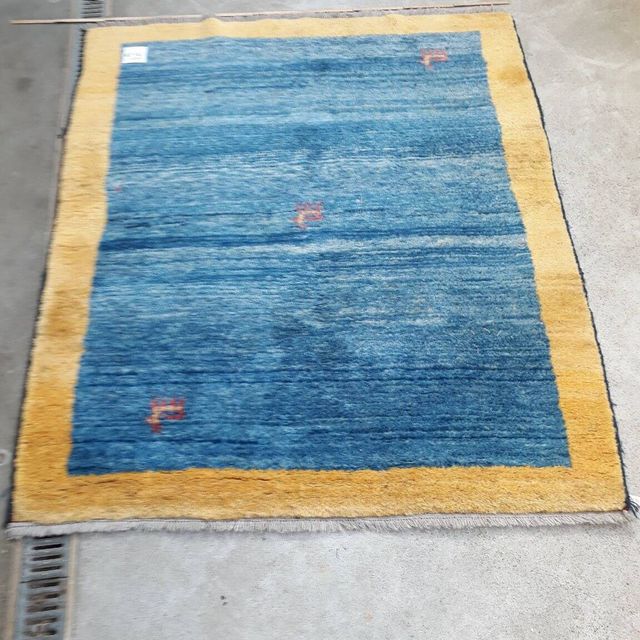 blauer Teppich mit gelber Rahmung