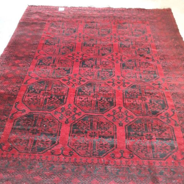 rot schwarzer Teppich
