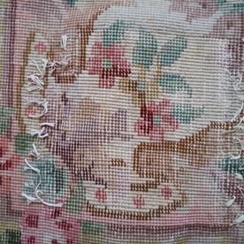 Rückseite mit Ausbesserungsarbeit des Teppichs mit floralem Muster