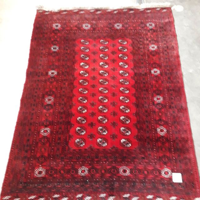 roter antiker Teppich mit Fransen