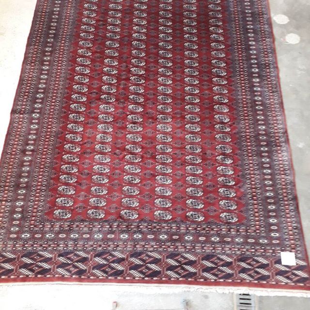 roter Teppich mit aufwändigem Muster